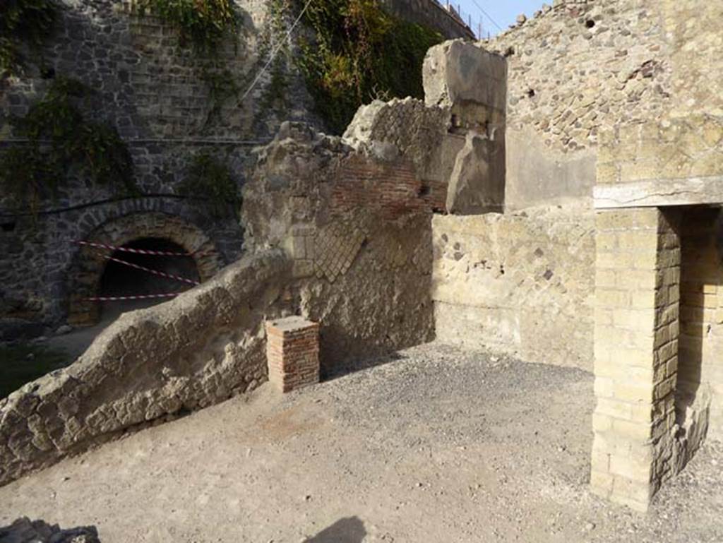 II.4 Herculaneum, October 2014. Large recess/area in north-west corner of shop.
Photo courtesy of Michael Binns.